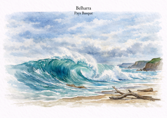 Illustration aquarelle Candèras Belharra représentant une grande vague turquoise du Pays basque, sous un ciel nuageux, avec plage, bois flotté et falaises au loin.