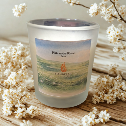 Bougie artisanale du Sud-Ouest Candèras « Plateau du Bénou » en verre givré, posée sur une surface minérale claire, avec lumière douce et fond neutre texturé.
