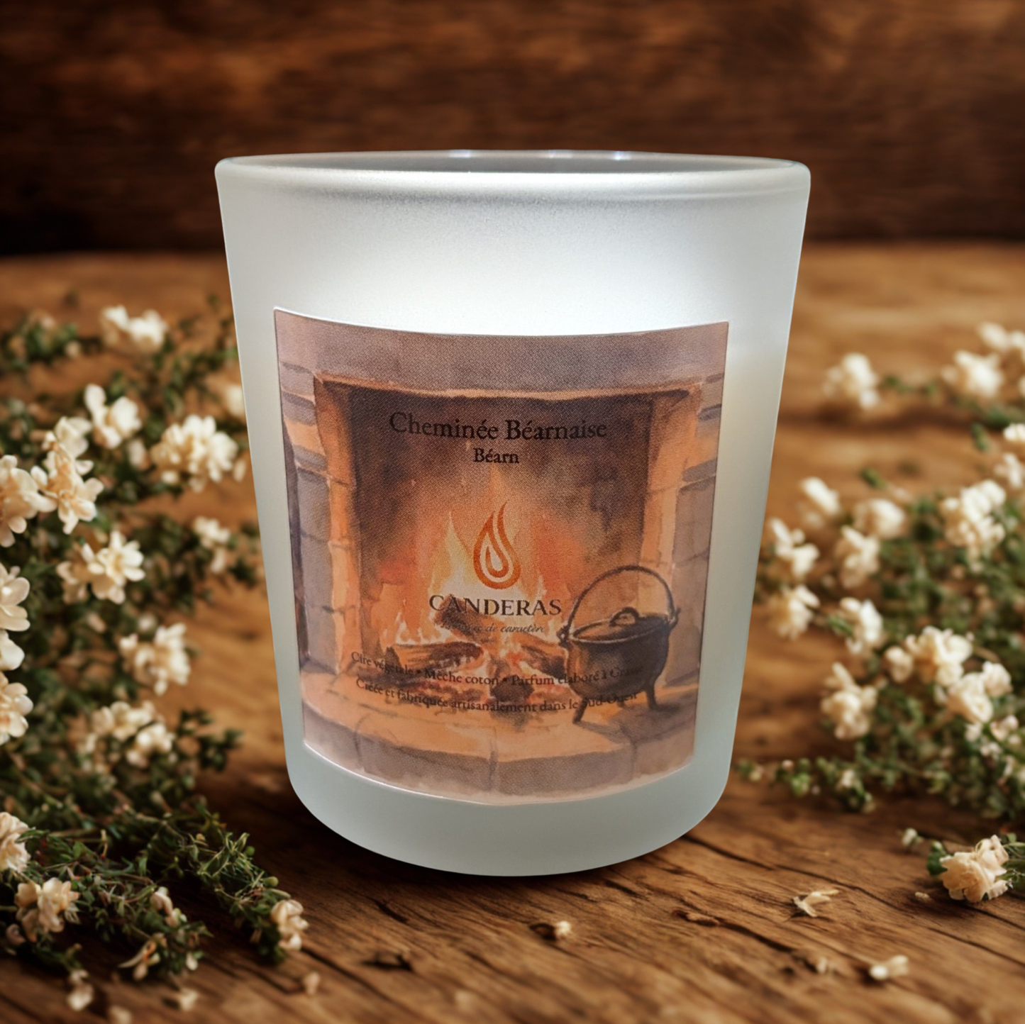 Bougie artisanale du Sud-Ouest Candèras Cheminée béarnaise en verre givré sur fond minéral clair.