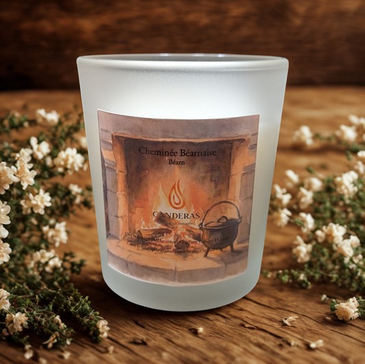 Bougie artisanale du Sud-Ouest Candèras Cheminée béarnaise en verre givré sur fond minéral clair.