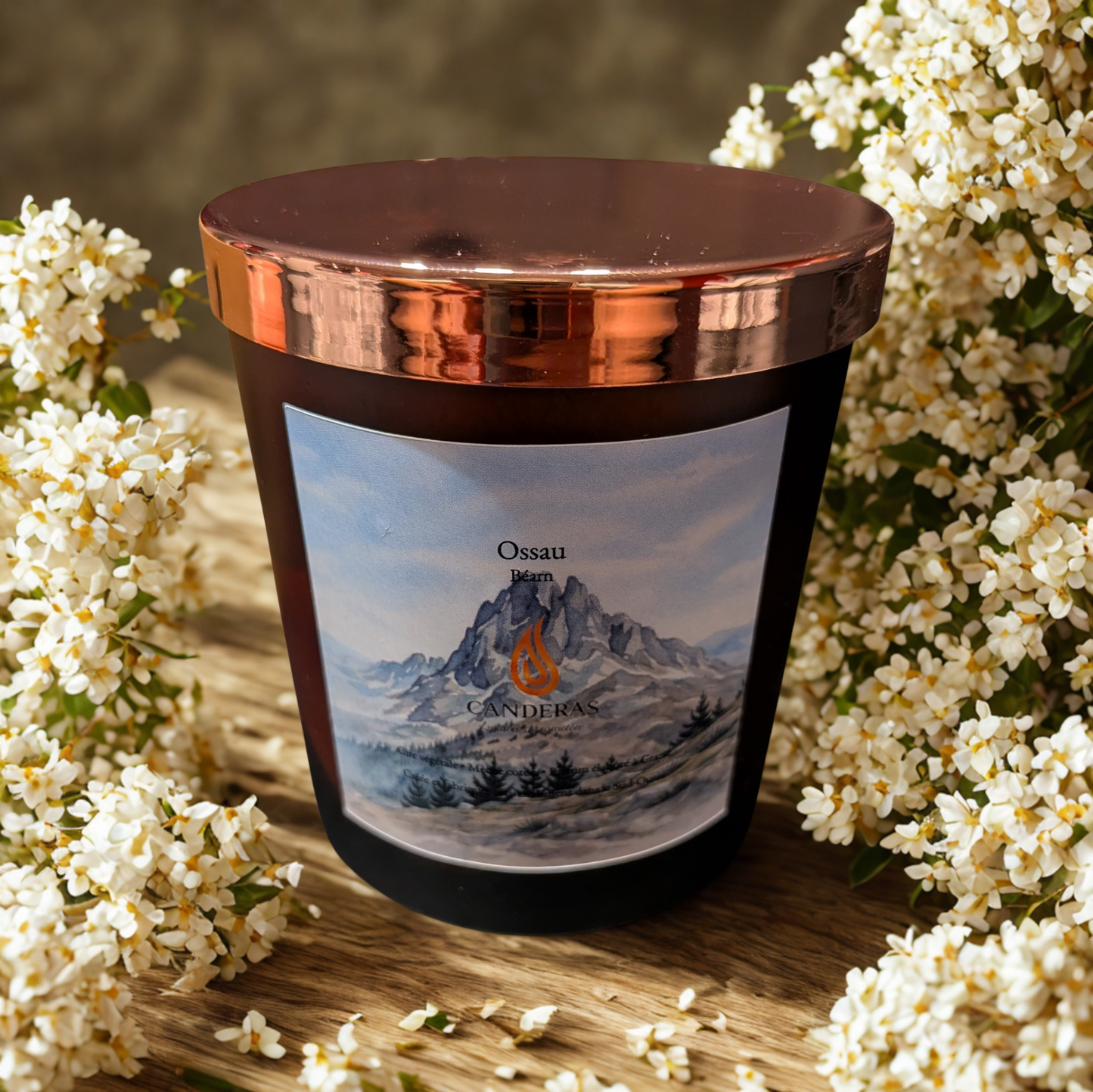 Bougie artisanale du Sud-Ouest Candèras Ossau avec couvercle cuivré sur fond clair texturé.