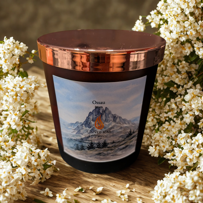 Bougie artisanale du Sud-Ouest Candèras Ossau avec couvercle cuivré sur fond clair texturé.