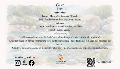 Verso de l’étiquette Candèras « Gave — Béarn » : pyramide olfactive (notes musquées, poudrées, florales : menthe/cyclamen/accord aldéhydé ; bois blanc/accord poudré/lys blanc ; musc/vanille), texte de marque Candèras, icônes réseaux sociaux, logo, QR code et mention CANDERAS.FR.